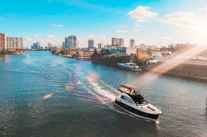Agência oferece passeios de barco para turistas em Miami
