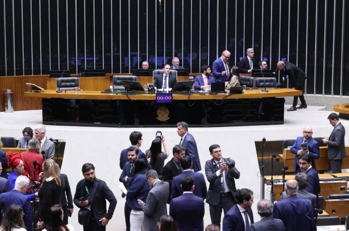 Câmara adia para esta quinta-feira votação de fim da 