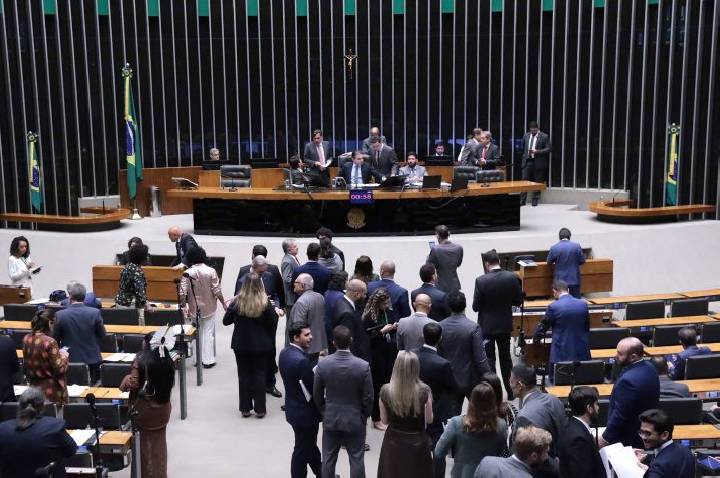 Câmara analisa projeto que submete ao Ministério da Agricultura normas sobre espécies animais e vegetais; acompanhe