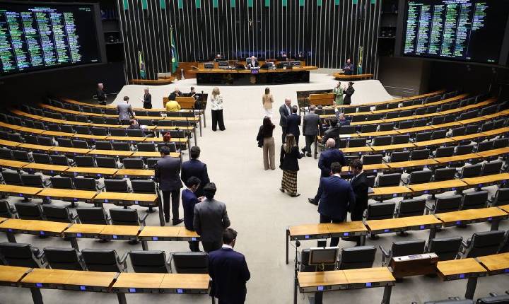 Câmara dos Deputados aprova urgência para duas propostas; acompanhe