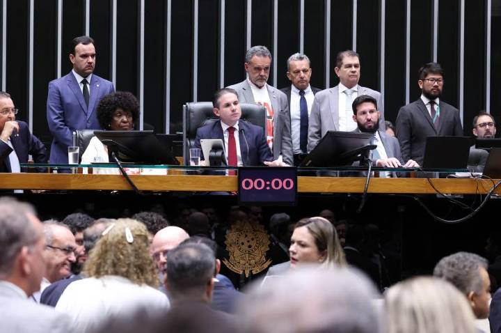 Câmara pode votar propostas sobre impactos econômicos da guerra, feminicídio, educação e imunidade tributária
