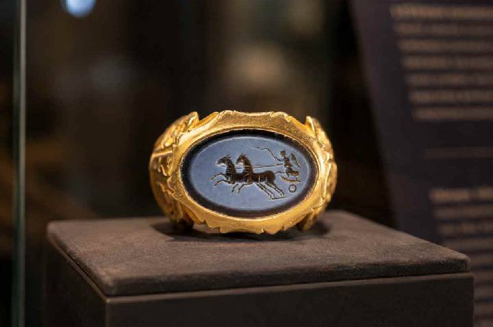 Caminhoneiro encontra anel romano raro com mais de 1.700 anos