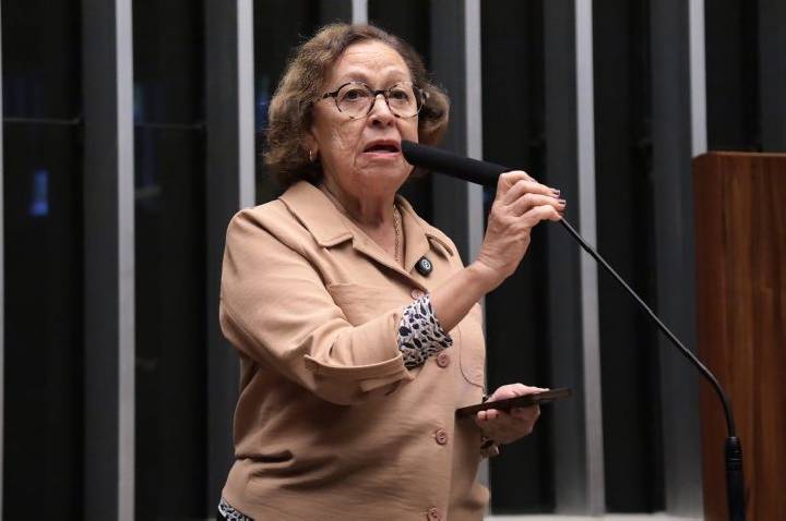 CCJ aprova projeto que obriga uso de hora-aula no cálculo da jornada de professores
