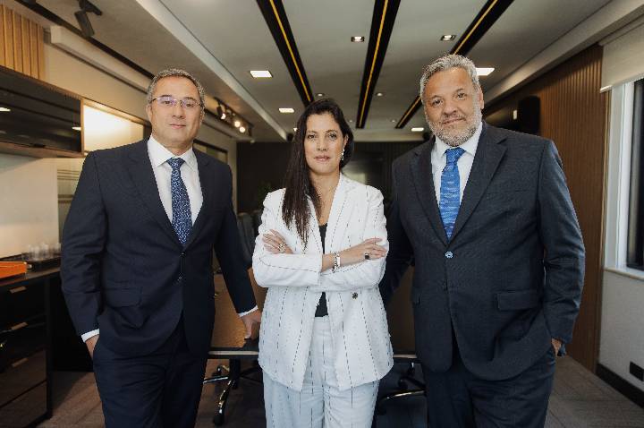 Cenário jurídico competitivo estimula a união de escritórios