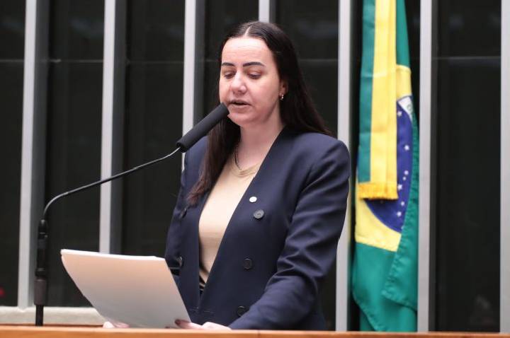 Comissão aprova projeto que amplia direitos de estudantes grávidas e lactantes nas escolas