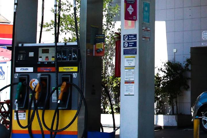 Concorrência do etanol e subvenção fazem preço da gasolina cair