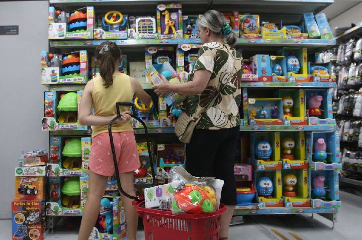 Confiança do Consumidor registra segunda alta consecutiva, diz FGV