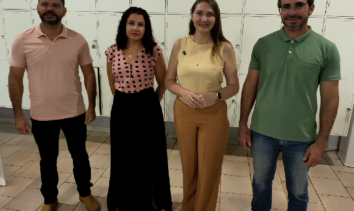 Deputada Gislaine Lebrinha acompanha entrega de móveis na Escola Regina