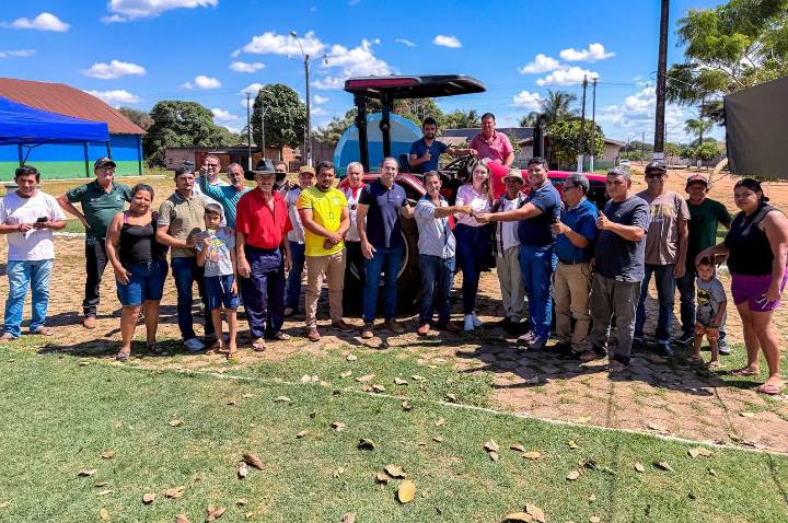 Deputada Lebrinha Destina Trator para Produtores da Asprorural em Triunfo