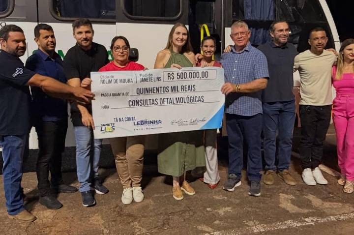 Deputada Lebrinha entrega micro-ônibus e destina R$ 500 mil para saúde em Rolim de Moura
