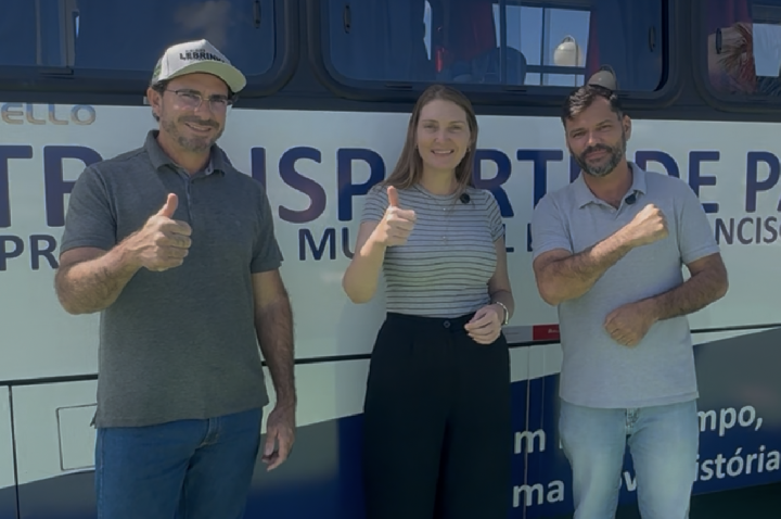 Deputada Lebrinha entrega micro-ônibus para a saúde de São Francisco