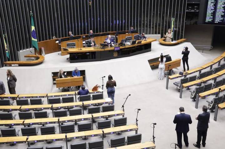 Deputados iniciam votações do Plenário e aprovam urgência para dois projetos; acompanhe
