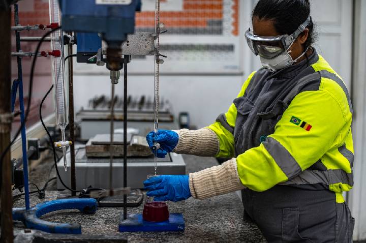 Empresas ampliam vagas e buscam talentos