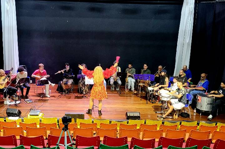 Espreme a Pitanga estreia temporada com maestrina drag