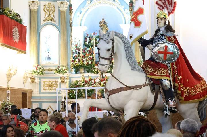 Fiéis se concentram no centro do Rio para celebrar dia de São Jorge