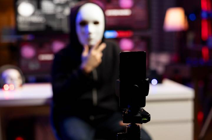 Fraudes digitais com IA desafiam segurança no Brasil