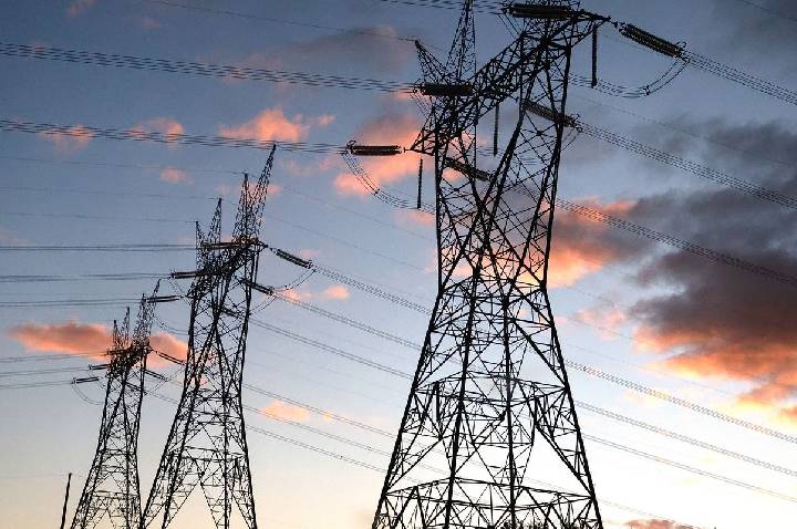 Governo renova contratos com distribuidoras de energia em 13 estados
