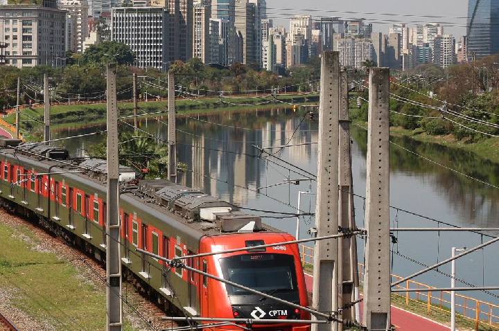 Greve de trens em SP causa congestionamento de mais de 2 mil km 