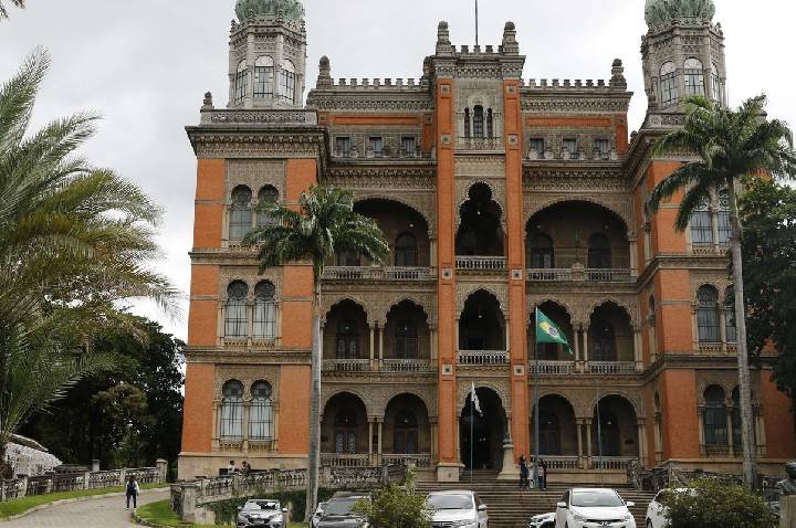 Justiça Federal manda derrubar perfis com desinformação sobre Fiocruz