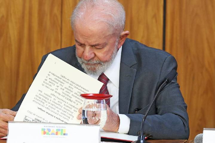 Lula veta lei que reconhece estágio como experiência profissional