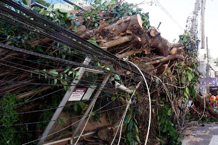 Mais de 200 mil continuam sem energia no Rio após vendaval