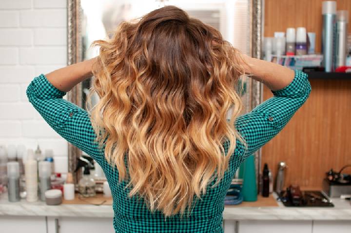 Mega hair com técnica adaptada devolve autoestima a mulheres