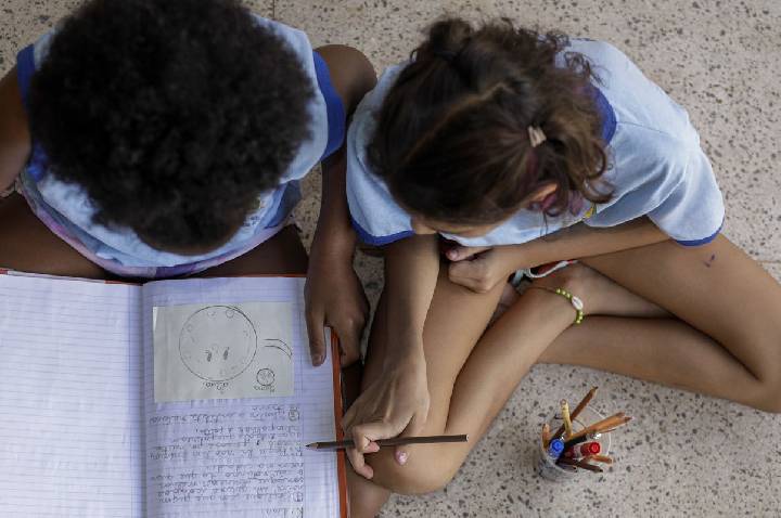 Metade dos estudantes não vê debate antirracista na escola, diz estudo