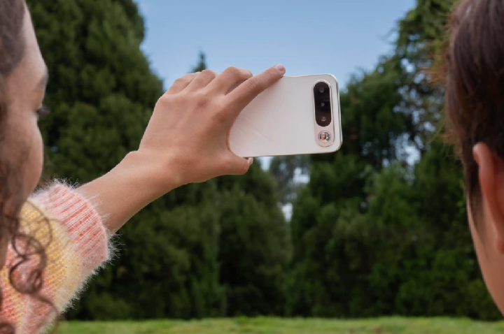 Novo realme 16 5G chega dia 20 com barra de câmera traseira
