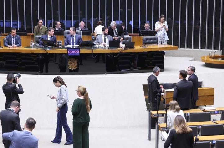 Plenário inicia sessão com votação de requerimentos de urgência; acompanhe