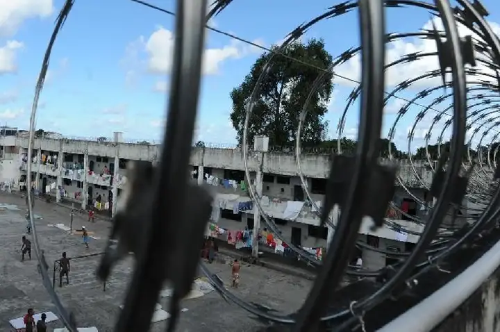 Presídios combatem entrada de itens proibidos para facções criminosas