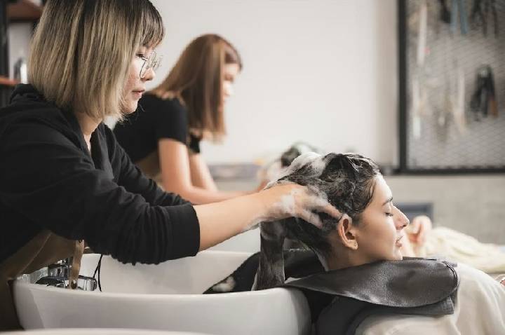 Salões brasileiros adotam ciência no cuidado capilar