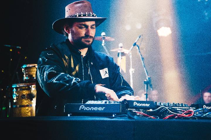 Show do DJ Fábio Lopes encerra a Festa do Peão de Americana