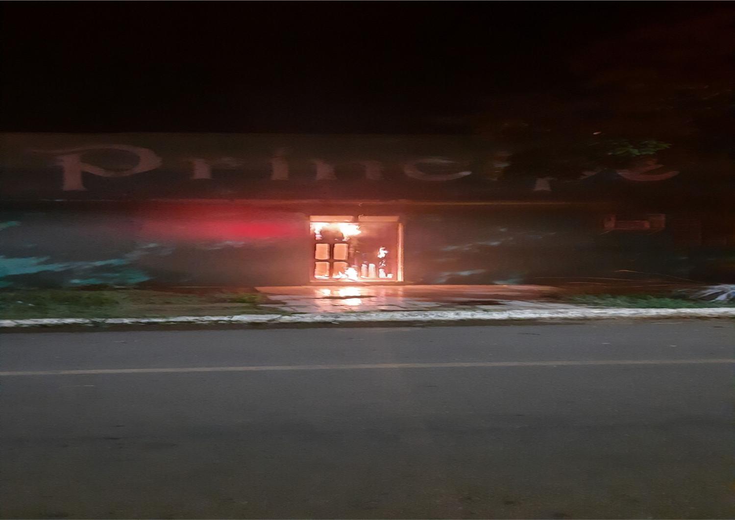 Prédio do Hotel enfrente ao campo gramadão em Costa Marques pega fogo.