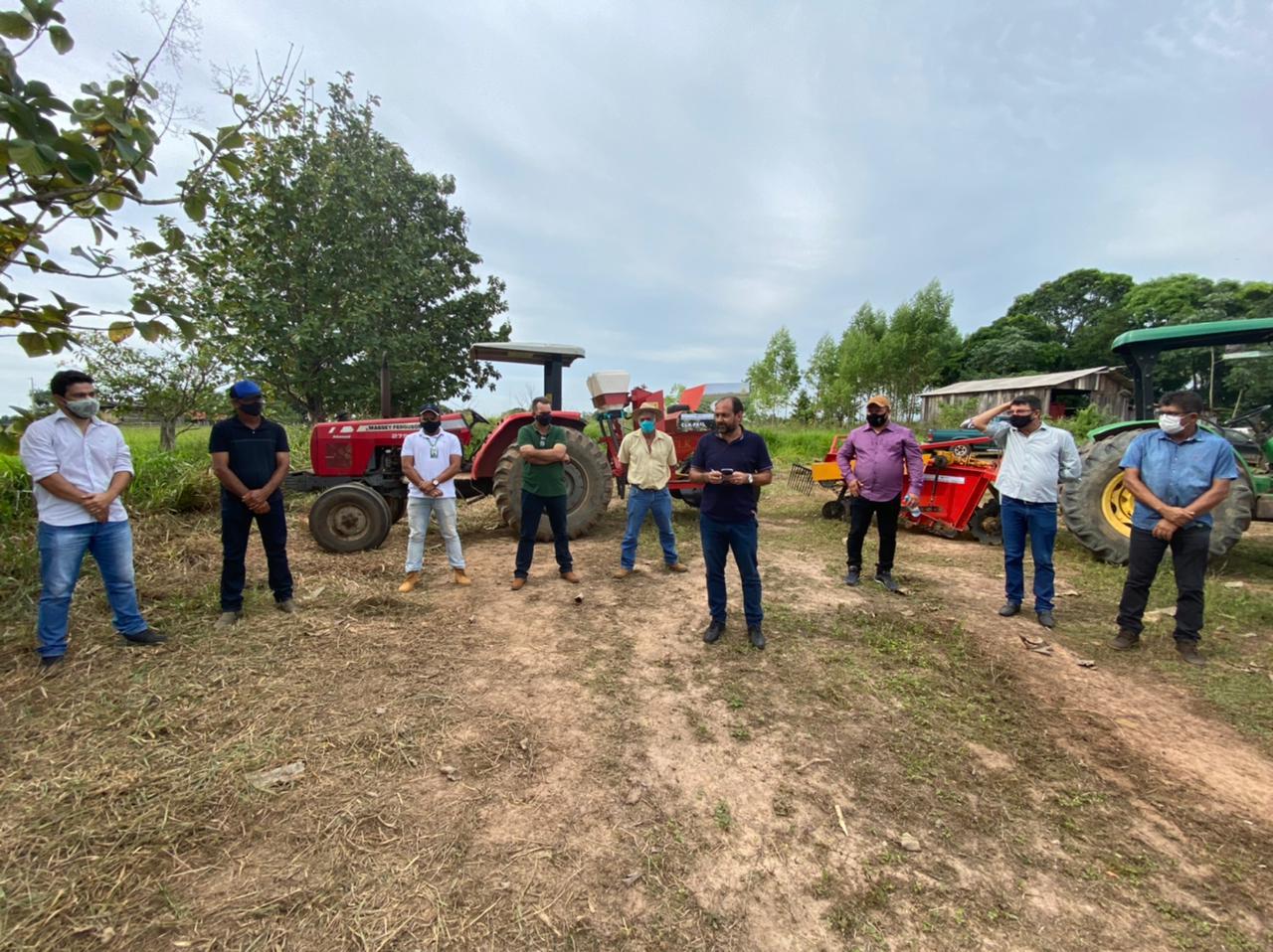 Associação de produtores de inhame de Alvorada do Oeste recebe maquinários adquiridos via emenda parlamentar do deputado