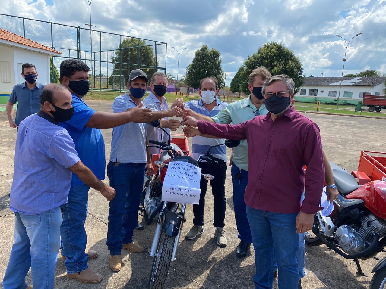 Deputado Laerte Gomes entrega 11 motocicletas com carretinhas para atender associações rurais de Vale do Anari.