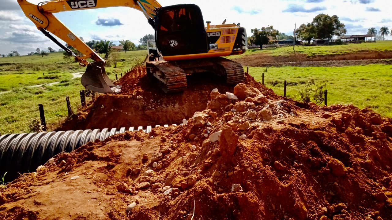 Deputado Laerte Gomes vistoria construção de bueiros em linhas vicinais de Teixeirópolis.