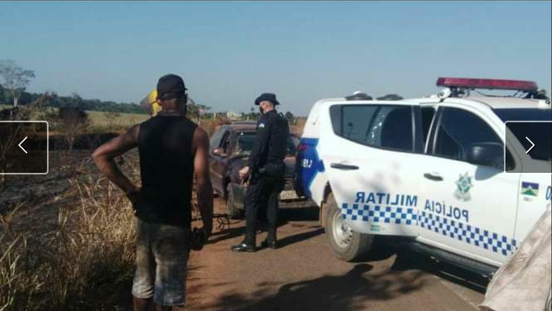 Condutor de veículo com sinais de embriagues sai fora da pista próximo ao Distrito de São Domingos.