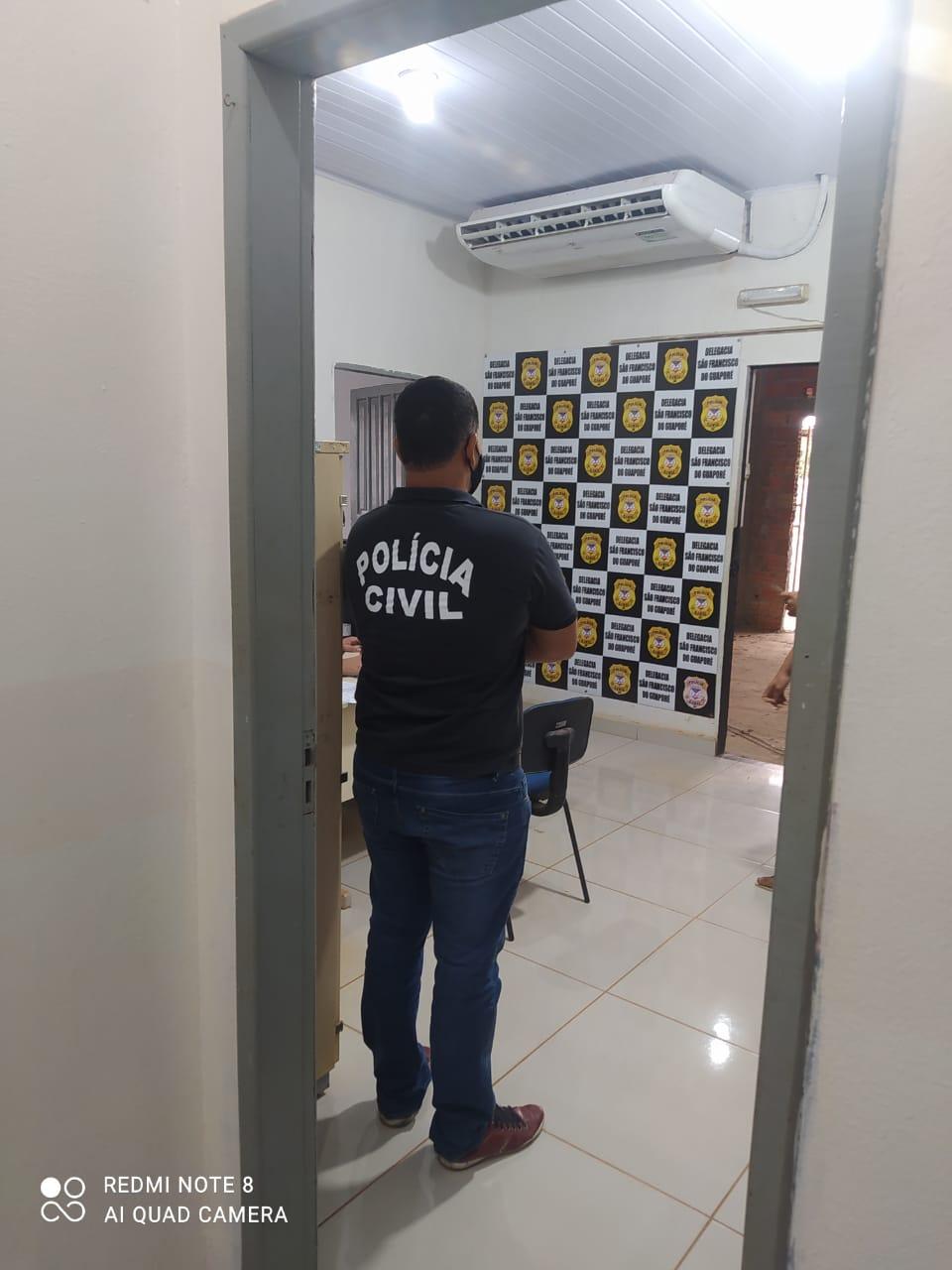 Polícia Civil de São Francisco do Guaporé cumpre mandato de prisão contra acusado de violência contra a mulher.
