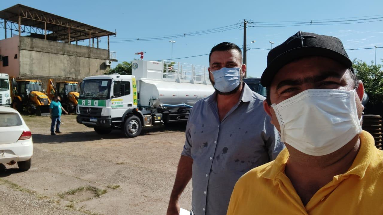 Prefeito Mirandão e vereador Elizeu Biazini receberam na manhã desta sexta-feira um caminhão pipa para Costa Marques.