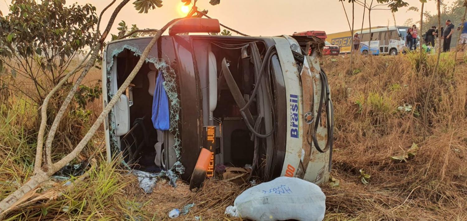 Acidente com ônibus próximo ao Hospital do Amor deixa passageiros gravemente feridos.