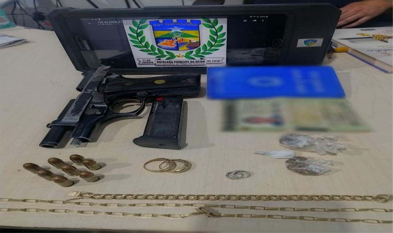 Policiais recuperam veiculo e apreende arma em São Francisco do Guaporé