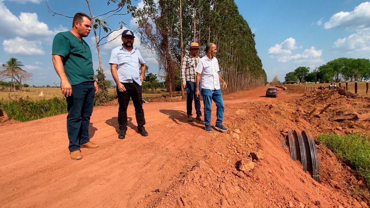 Deputado Laerte Gomes fiscaliza instalação de tubos na Linha 13, no Assentamento Martim Pescador em Alvorada D’Oeste.