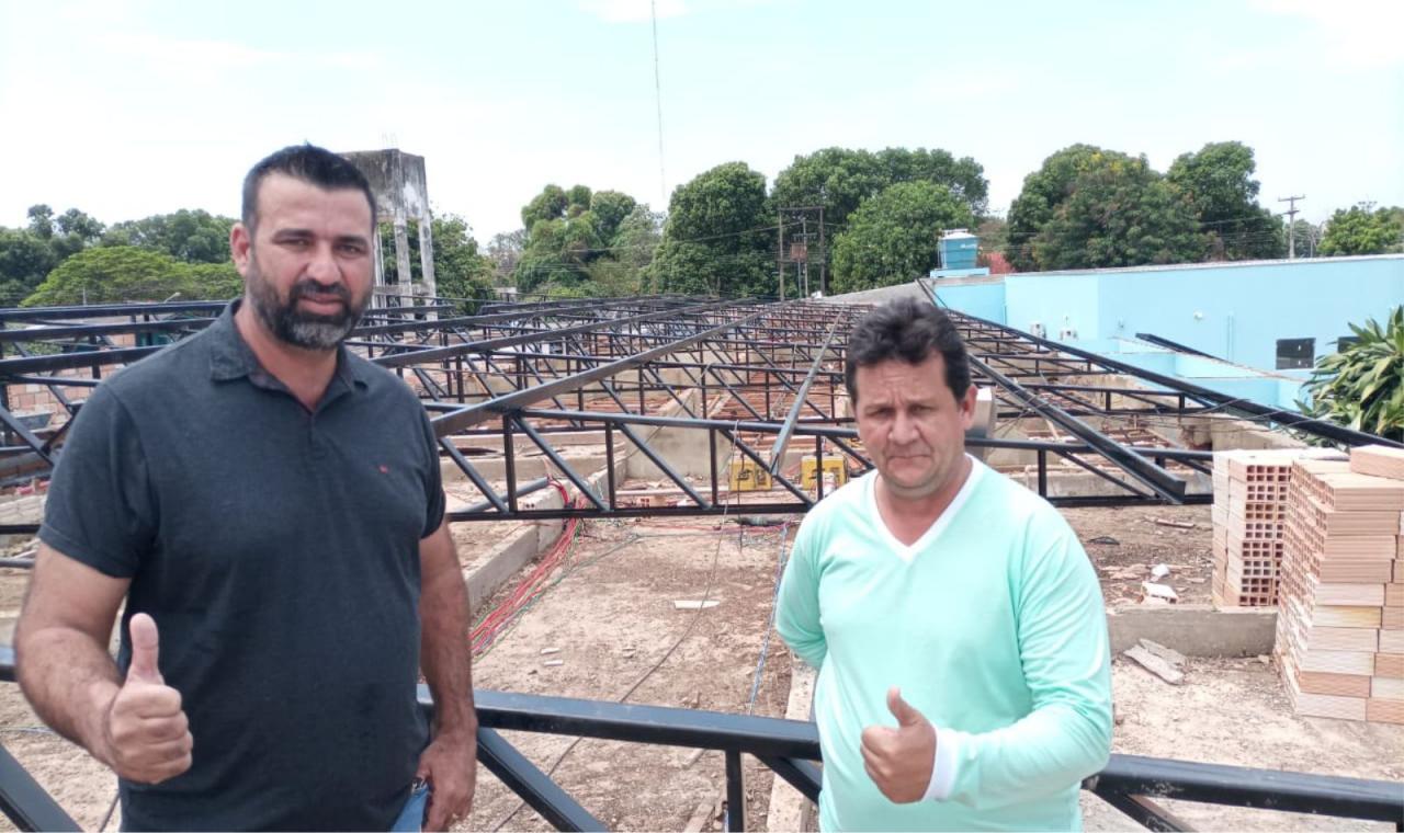 Prefeito Mirandão e secretario de saúde Leo Mineiro acompanha obras de cobertura de uma ala do hospital.