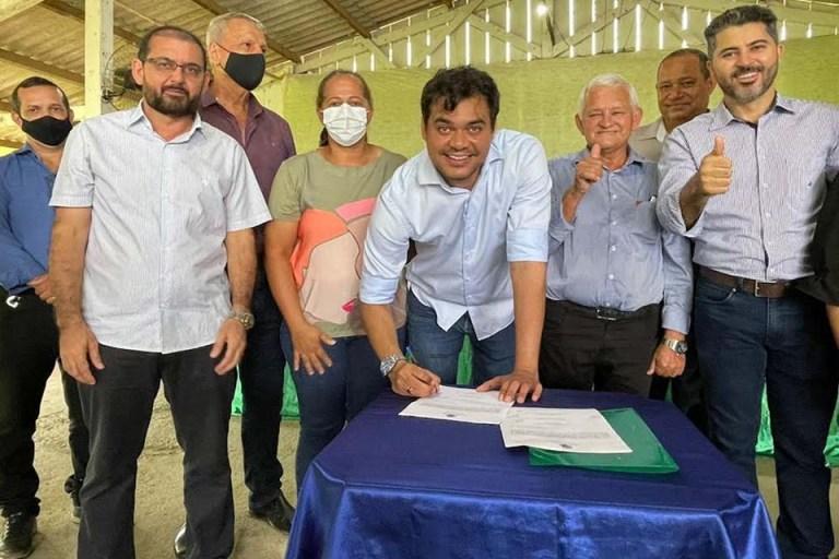 Deputado Federal Expedito Netto assina a ordem de serviço da construção da 1ª etapa do Hospital Municipal de Cacaulândia.