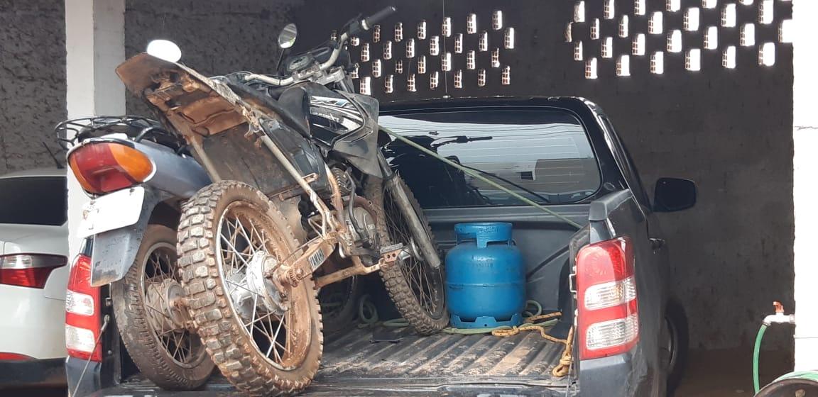 Primeiras horas da manhã desta terça-feira, policias do Vale do Guaporé recuperam moto roubada, objetos e apreende drogas.