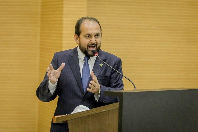 Deputado Laerte Gomes solicita ao DER que recupere terminal de embarque no aeroporto de Costa Marques