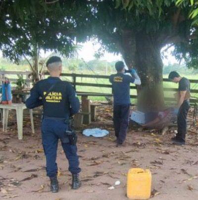 Homem é encontrado morto com tiros na cabeça em propriedade rural.