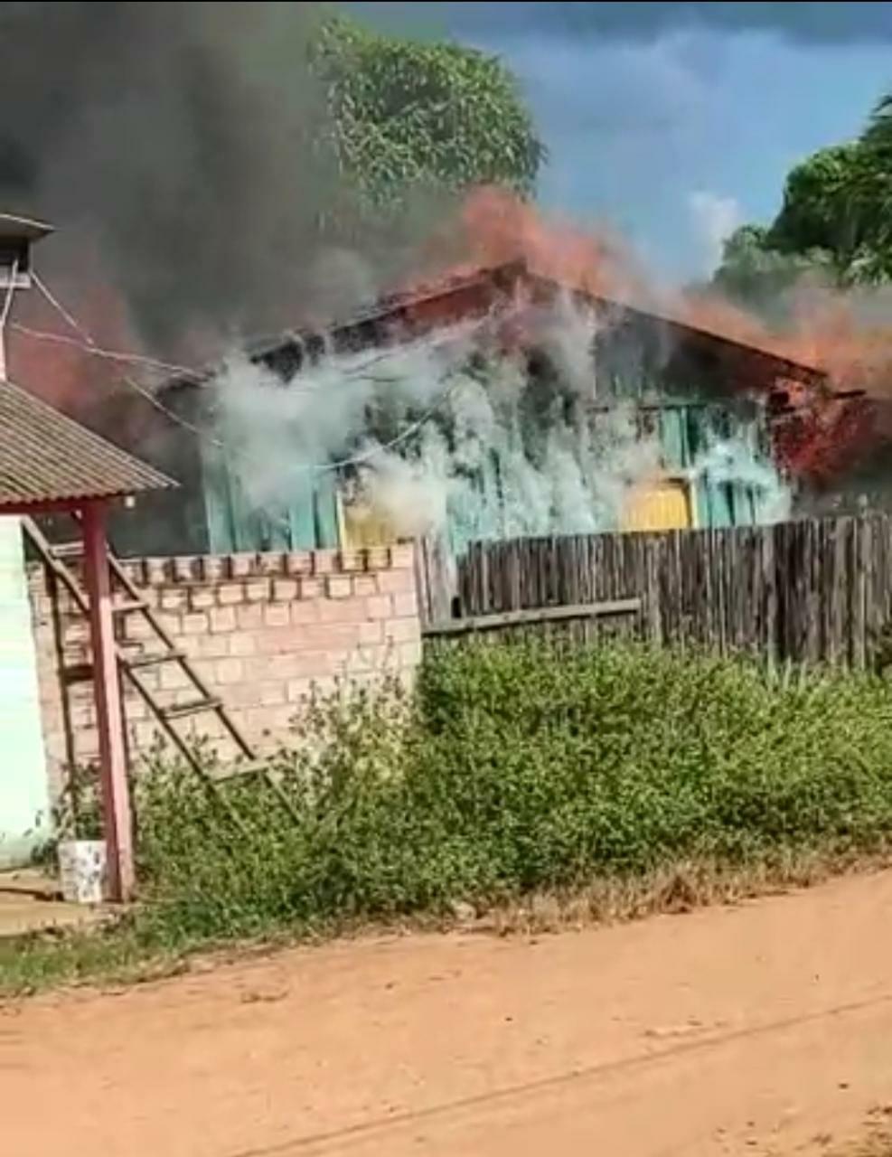 Residência é consumida pelo fogo na tarde deste sábado (28) em Costa Marques.