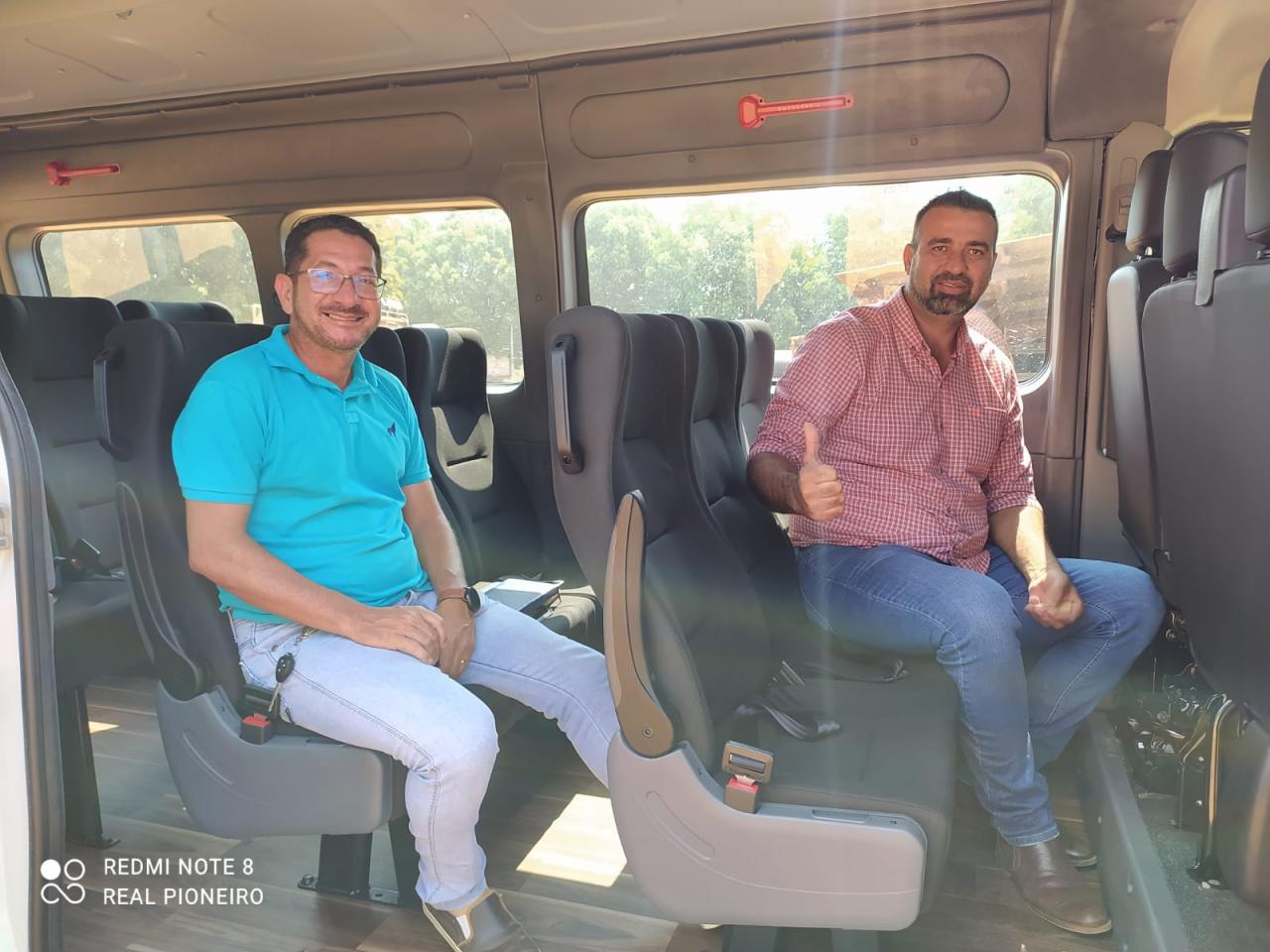 Prefeito Mirandão e vice Claudio da Nova recebem a primeira de duas unidades de van adquirida com recursos próprios.