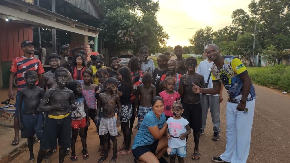 Alunos de capoeira fazem caminhada em homenagem ao dia da consciência negra em Costa Marques